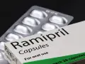 Opakowanie leku Ramipril w kapsułkach, obok blistra z tabletkami.