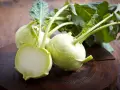 Świeże kalarepy na drewnianym tle. Odkryj niezwykłe kalarepa właściwości, które wzbogacą Twoją dietę.