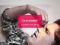 Mężczyzna z bólem zatok, trzymający się za czoło. Napis: "Co na zatoki? [+sposób na skarpetę]".