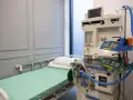 Łóżko szpitalne i aparat do znieczulenia ogólnego.
