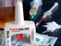 Nasalny spray nalokson, strzykawki z substancją, biały proszek i banknoty dolarowe.