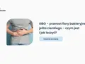 Mężczyzna trzyma się za brzuch, symbolizując problemy z jelitami. Tekst wyjaśnia, co to SIBO – przerost flory bakteryjnej jelita cienkiego.