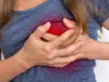 Dłoń na klatce piersiowej, symbolizująca ból i dyskomfort, być może związany z tachykardią zatokową.