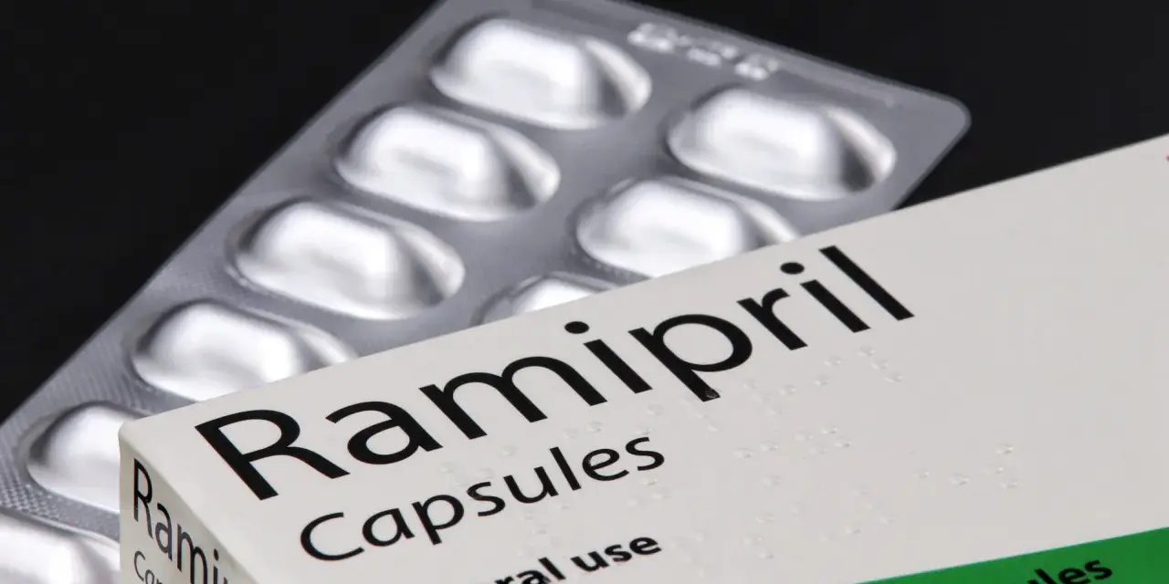 Opakowanie leku Ramipril w kapsułkach, obok blistra z tabletkami.