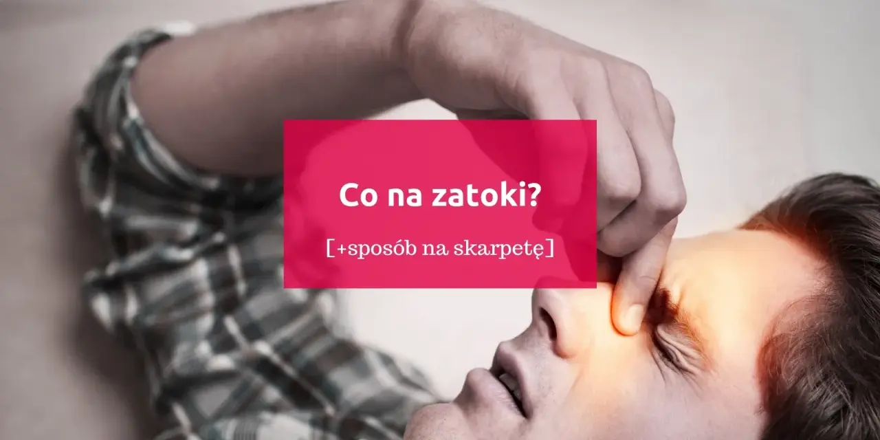 Mężczyzna z bólem zatok, trzymający się za czoło. Napis: "Co na zatoki? [+sposób na skarpetę]".
