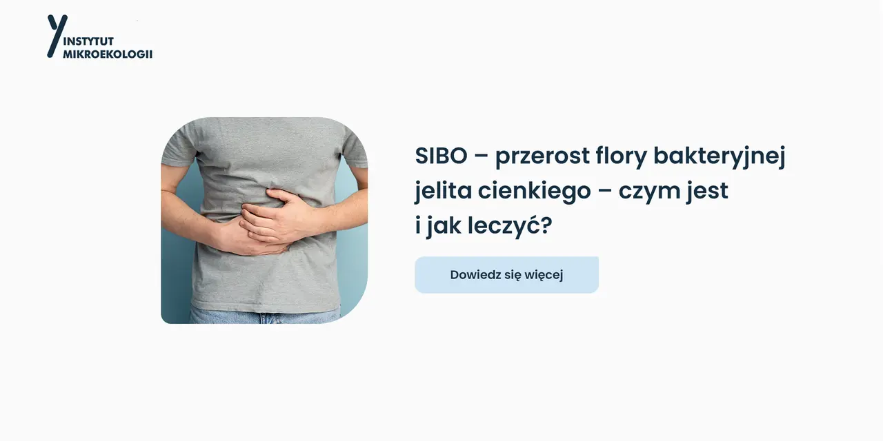 Mężczyzna trzyma się za brzuch, symbolizując problemy z jelitami. Tekst wyjaśnia, co to SIBO – przerost flory bakteryjnej jelita cienkiego.