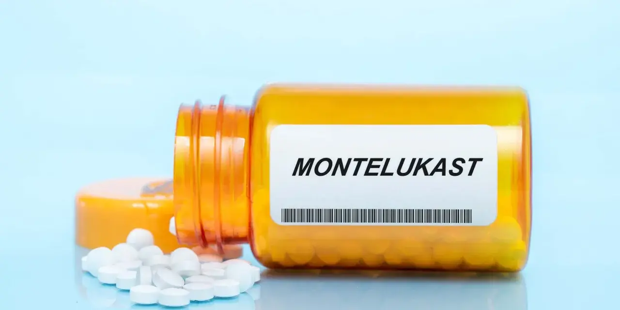 Pomarańczowa butelka leku Montelukast z białymi tabletkami na jasnoniebieskim tle.