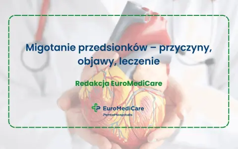 Model serca w dłoniach, tekst o migotaniu przedsionków, objawy i leczenie.