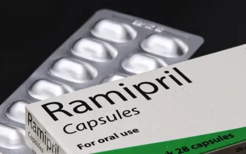 Opakowanie leku Ramipril w kapsułkach, obok blistra z tabletkami.