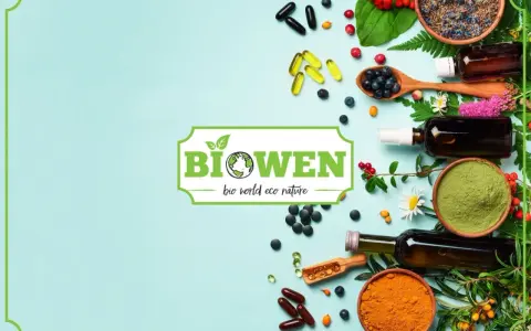 Naturalne suplementy diety, jagody, zioła i przyprawy tworzą kompozycję wokół logo Biowen.