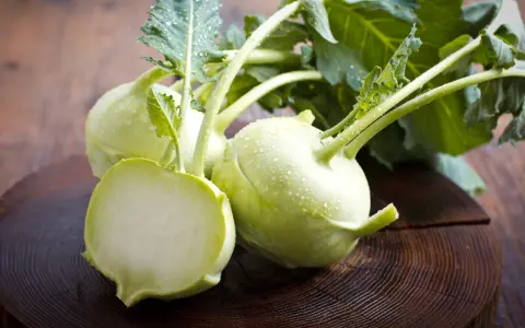 Świeże kalarepy na drewnianym tle. Odkryj niezwykłe kalarepa właściwości, które wzbogacą Twoją dietę.