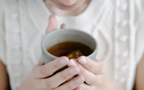 Najlepsza herbata na ból brzucha - naturalne sposoby na ulgę