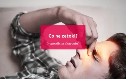 Mężczyzna z bólem zatok, trzymający się za czoło. Napis: "Co na zatoki? [+sposób na skarpetę]".