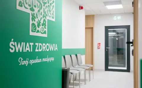 Nowoczesna poczekalnia kliniki medycznej z zieloną ścianą i napisem "Świat Zdrowia".