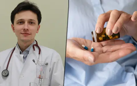 Lekarz w białym kitlu z ezehronem na szyi i pacjent biorący kapsułki.