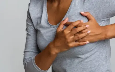Ból sutków przy menopauzie – dlaczego się pojawia i co oznacza?