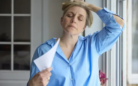 Menopauza kiedy najwcześniej? Objawy i przyczyny przedwczesnej menopauzy