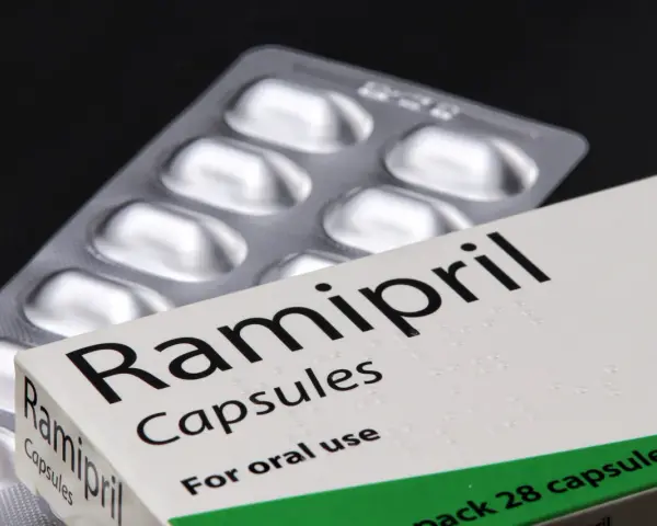 Opakowanie leku Ramipril w kapsułkach, obok blistra z tabletkami.