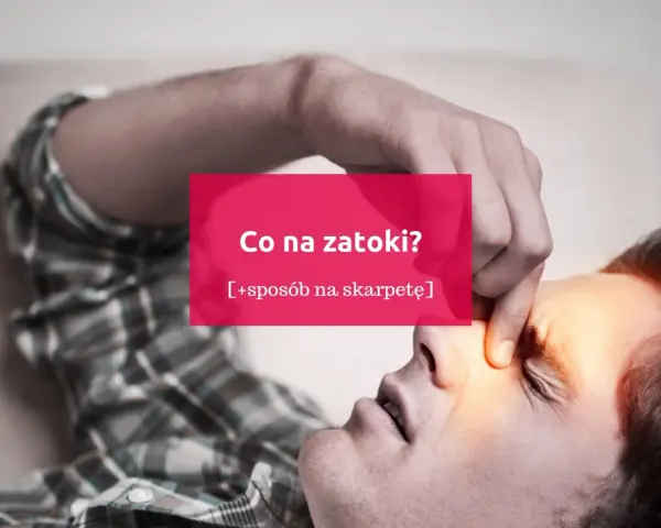 Mężczyzna z bólem zatok, trzymający się za czoło. Napis: "Co na zatoki? [+sposób na skarpetę]".