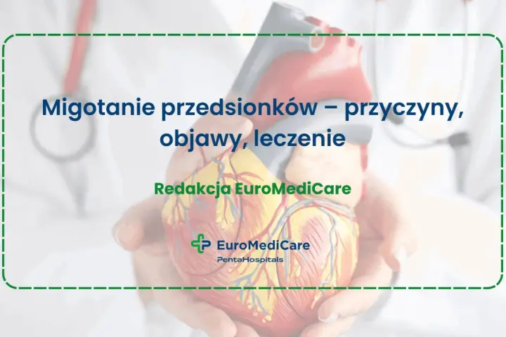 Model serca w dłoniach, tekst o migotaniu przedsionków, objawy i leczenie.