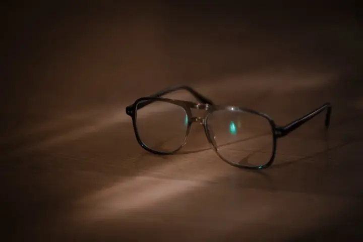 Powłoki antyrefleksyjne, blue light, fotochrom – co warto wybrać?