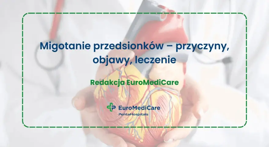 Model serca w dłoniach, tekst o migotaniu przedsionków, objawy i leczenie.