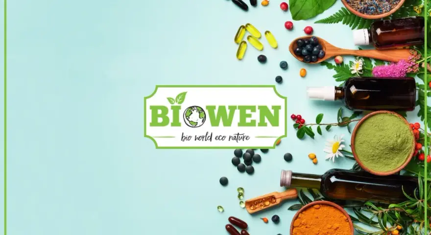Naturalne suplementy diety, jagody, zioła i przyprawy tworzą kompozycję wokół logo Biowen.