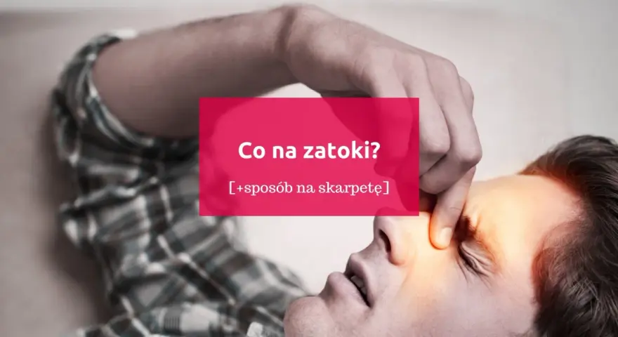 Mężczyzna z bólem zatok, trzymający się za czoło. Napis: "Co na zatoki? [+sposób na skarpetę]".