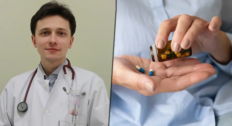 Lekarz w białym kitlu z ezehronem na szyi i pacjent biorący kapsułki.