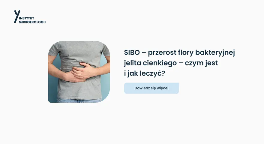 Mężczyzna trzyma się za brzuch, symbolizując problemy z jelitami. Tekst wyjaśnia, co to SIBO – przerost flory bakteryjnej jelita cienkiego.