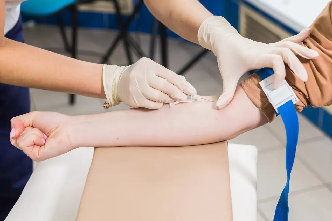 Pobieranie krwi do badań, by sprawdzić, lipidogram co to jest i jakie są jego wyniki.
