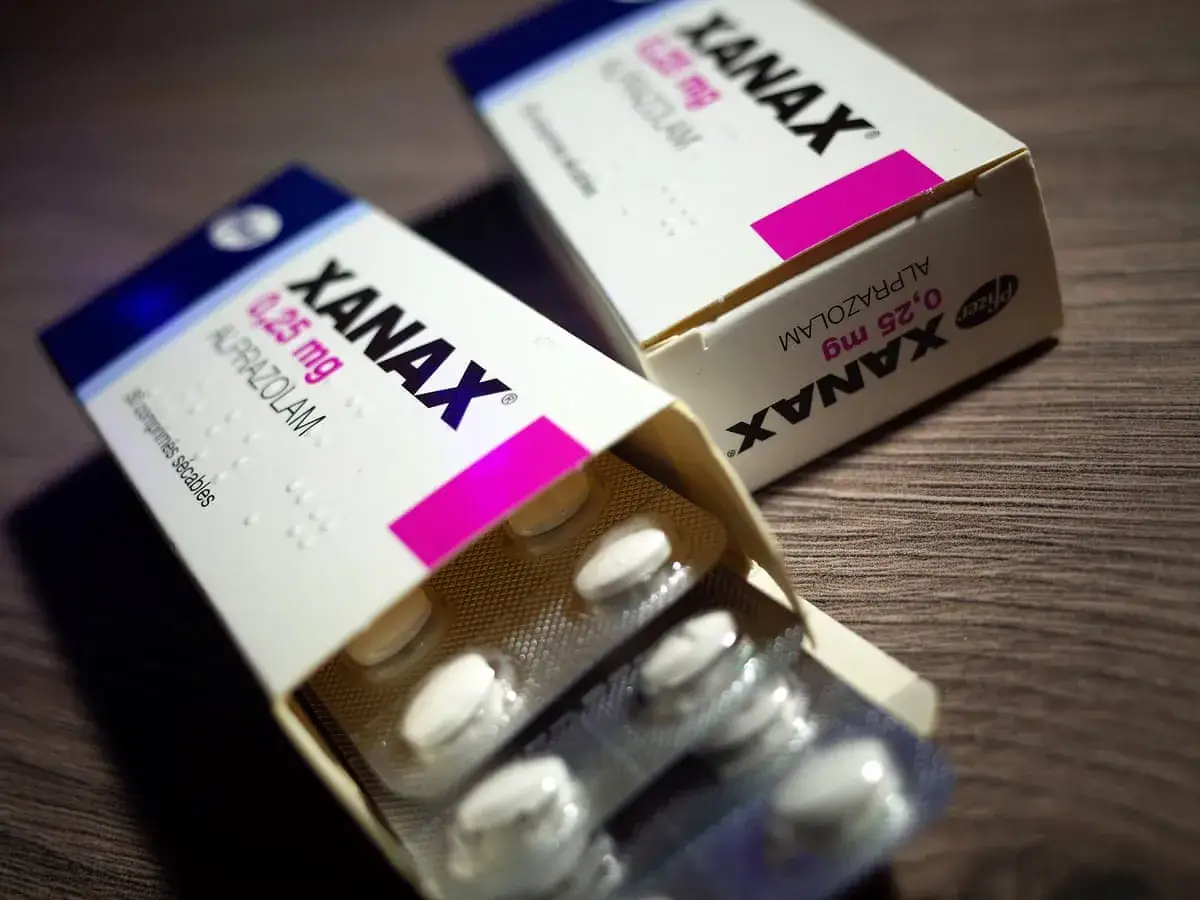 Opakowania leku Xanax z alproxem (alprazolamem) 0,25 mg. Tabletki w blistrach.